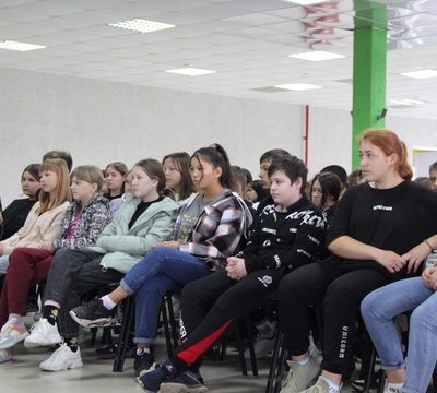 Такие встречи очень нужны! Чтобы и рассказать можно было, и вопросы задать. А главное – ответы получить!На смене Безопасный мир прошла встреча с героями спецоперации по освобождению Донбасса